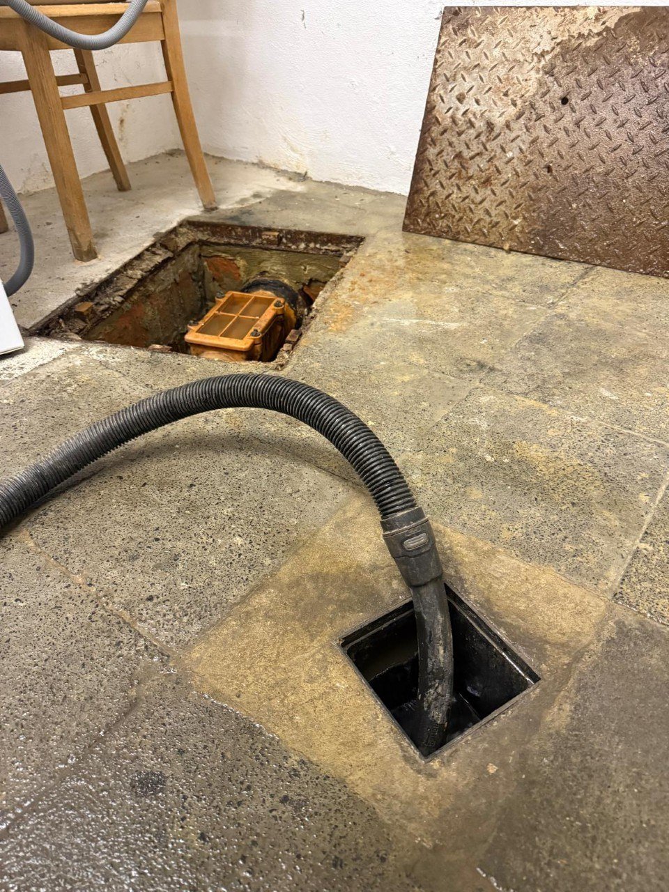 Rohrreinigung an geöffneten Zugängen zur Abwasserleitung